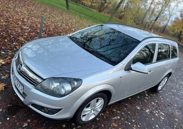 Opel Astra cena 11900 przebieg: 297000, rok produkcji 2012 z Poznań małe 254